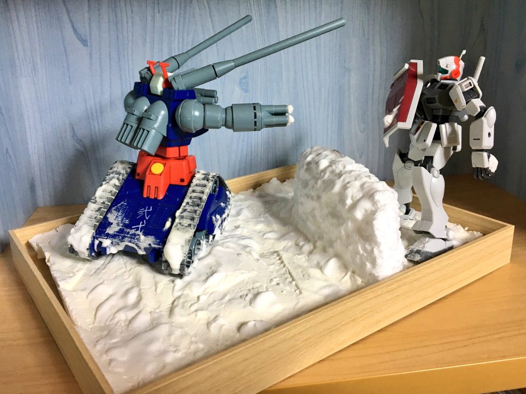 地面は紙粘土と発泡スチロールで作ってます。
で、水溶きボンドに重曹を解いて足元や履帯にかけてます。
重曹って便利ですね…なんたって掃除にも使えて食べれて模型にも使えるんですよ?
重曹スゲーー!ヒュー!!!やるじゃん!!!