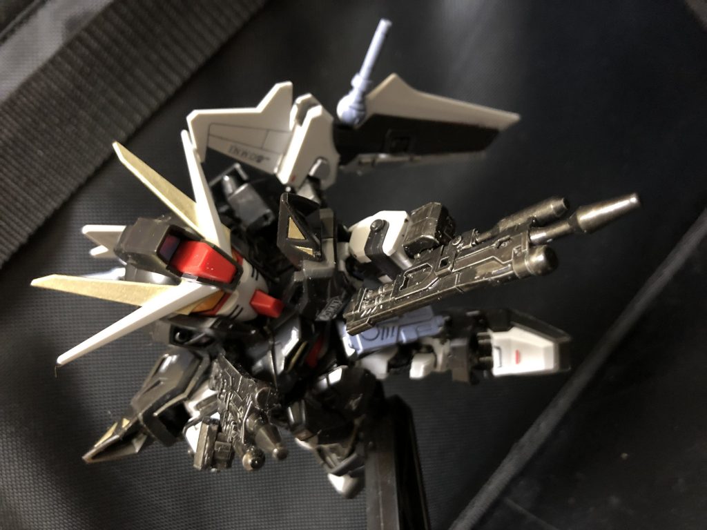 oyz「やあ、君がストライクノアールのパイロットかい？私はロアノーク隊隊長の、ネオ・ロアノーク大佐だ。今回はデストロイの運搬、ご苦労だったね。」
スウェン「はっ....。ホアキン隊所属、スウェン中尉です。」
oyz「そう固くならなくていいよ、スウェン君。今回は君の乗機であるストライクノアールを少々改造させてもらった。」
スウェン「...了解です。」
oyz「いや全然説明してないんだけど！」
スウェン「....。」