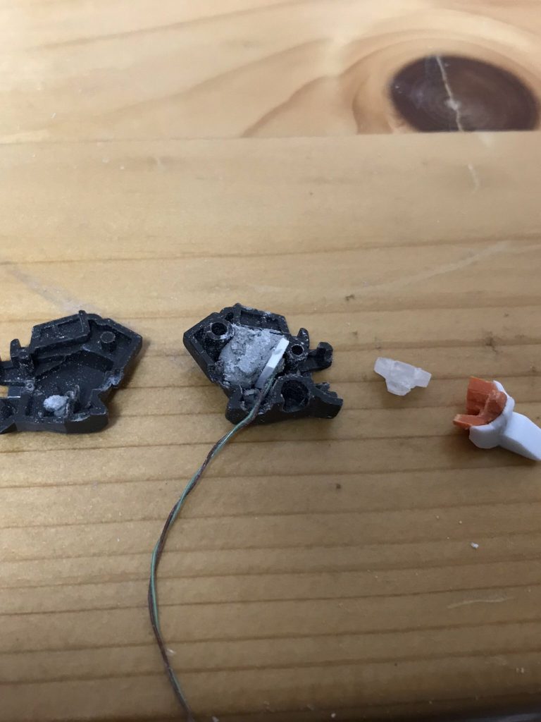 頭部フレームはリベイクを使用しツインアイをクリアパーツに置き換えて電飾を行い発行できるようにしました。