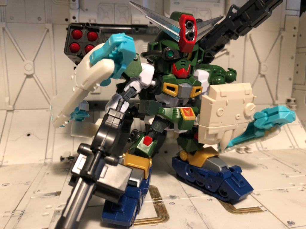 まだ少し武装が足りないですが、合体状態の塗装前。
この写真ではレジェンドBB付属の重機関銃を持っていますが、ライフルは非武装機体に改造されてしまったグリモアレッドベレーのアサルトライフルを使いました。グラップルアームと呼んでいるのは海外メーカーのプラモで、「スペースポッド クラブ03」というキットのものをほぼそのまま。
あとは……まあ色々です。時間のある方はアレコレ予想してお楽しみください。※私が正解を言えるとは限らないので悪しからず！