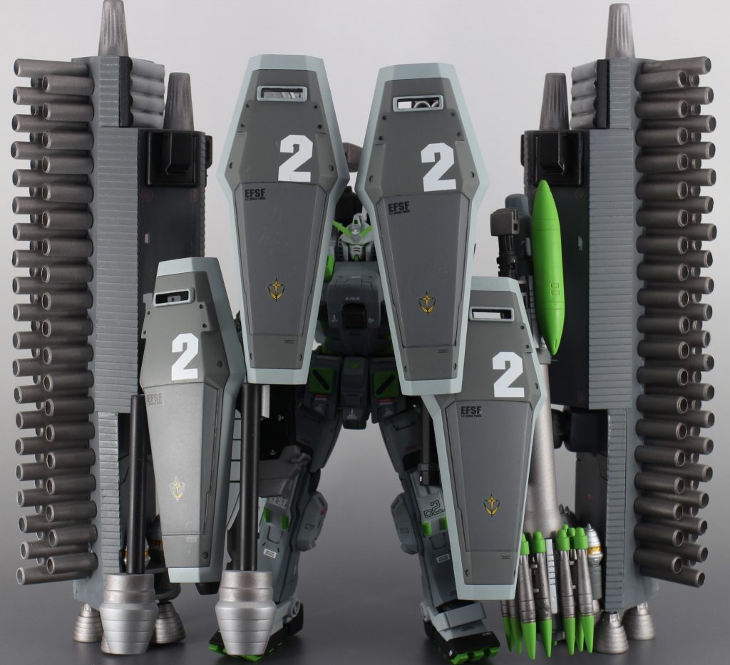 片側に116門のロケットがついており,それが×2で計232門のロケットが装備されています。
前面にシールドを展開し,これをばら撒きながら超スピードで敵の中を通り抜けるっていう妄想で作りました。