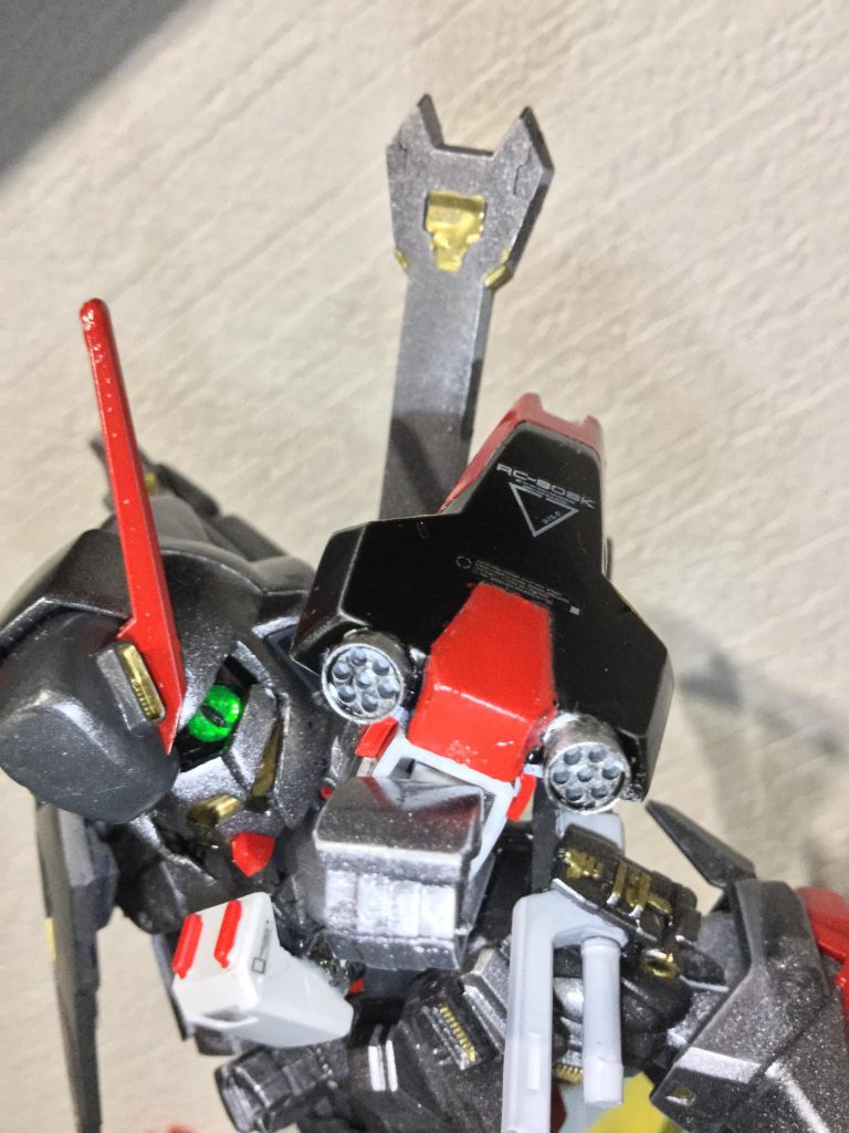 *ガトリングシールド*:シールドに実弾のガトリングが2連内蔵されており相手の牽制用に使用する。