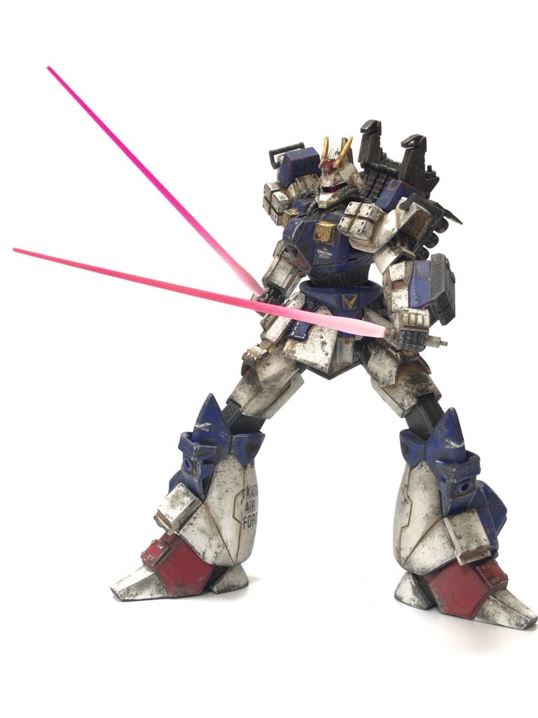 こちらはビームサーベル装備状態。この写真が個人的には一番気に入ってます^_^