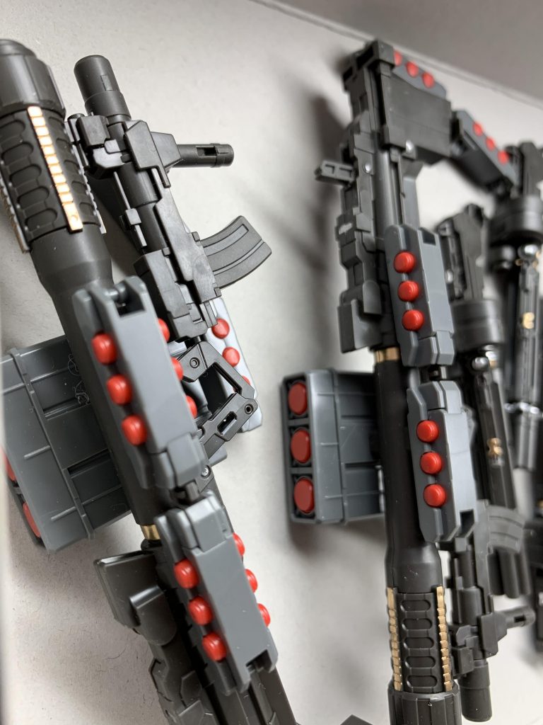 差し色はこんな感じ。ガンダムマーカーのシルバーとレッドゴールドをちょんちょんと置いただけです。レッドゴールドは特に発色良くておすすめ。アンテナもこれで塗ってます(そっちはマーカーエアブラシですが)