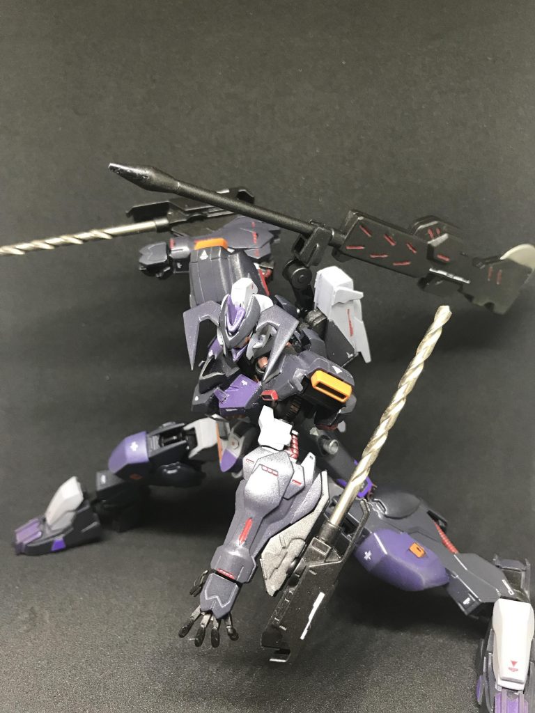 ドリルトンファーはレアアロイ製ドリル刃の高速回転により、ナノラミネートアーマーを貫通する事が可能。MAの武装や装甲破壊に絶大な効果を発揮する。