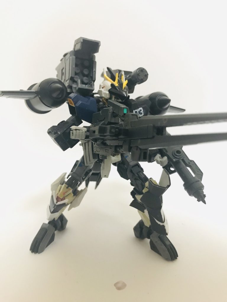 武装は手持ちの大型パルスキャノン、左腕に取り付けられたパイルバンカー、胸部対人機関砲、背面ガトリング及びミサイルポッド、ナノラミネートカーボンソードとオールレンジ対応の汎用性に優れた構成となっている。