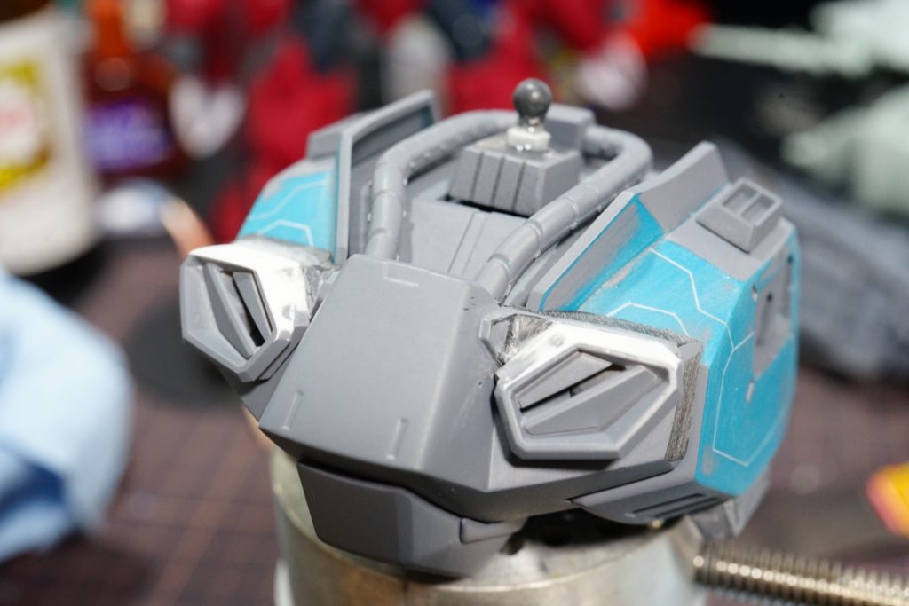 下半身の情報量が高めなため上半身の各所に筋彫りなどでディテールをプラスして行きました