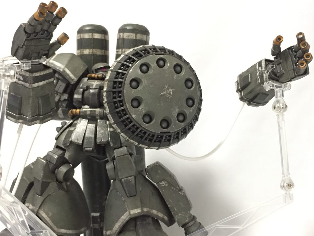 一応サイコミュ試験型ザクっぽく腕の射出状態も写真撮ってみました。
MGだから腕だけでも重いんで中々上手く撮れませんでしたけどね（笑）
あと余談ですが機体全体にアクセントとしてつけてある白い線のマーキングは全て曲面追従半艶シートというシールみたいな物を貼ってあります。塗装ではありません^_^