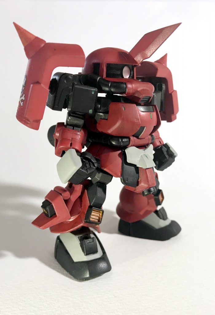 スパイクシールドは肩から外して、手持ちの武器として使える設定です(物は作って無い)
機動力で撹乱しつつ、弾切れしたら両手にスパイクシールドを持ち、敵機へ吶喊して離脱する戦法です。
なので、頭のヒートブレードは最後の手段ですね。