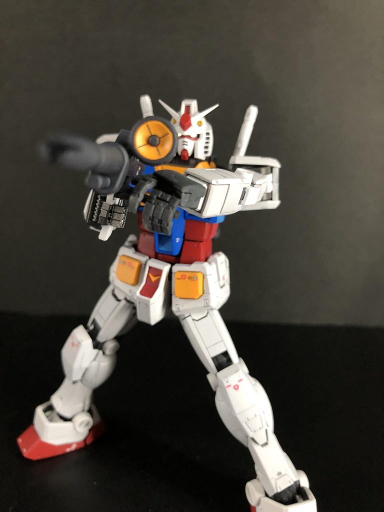 自分のRGガンダムは指と握る用のビームサーベルがポロリしやすかったので、ビルダーズパーツの手も使用しました。