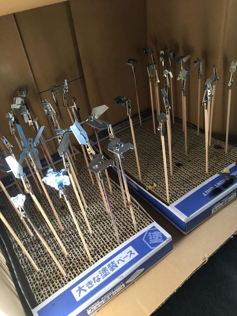 サイコフレームは下地を塗らずにシルバーを塗ったので元の色が隠し切れてない感じになってます