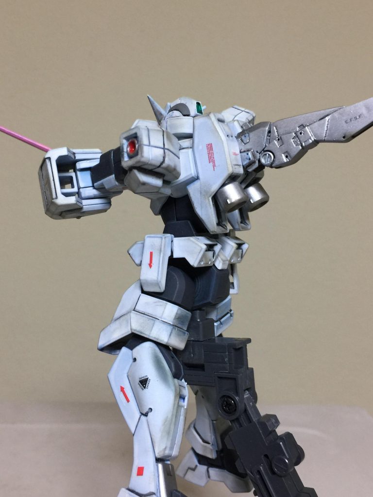 ガンダムAGE・ウルフの左斜めの
アピールショット!
バーニアとビルダーズパーツ
サタビライザーは クレオス塗料
スーパーシルバーで 塗装しました。
ガンダムAGE・ウルフを スピードや
運動量を 上げる為、スタビライザーを
装備しました。