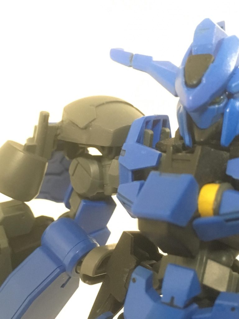 肩アーマーのみ加工してます。ヘルムヴィーゲリンカーの肩をそのまま接続するとタレ気味になるので、余剰パーツのグリムゲルデの基部を重ねてパテで埋めてます。