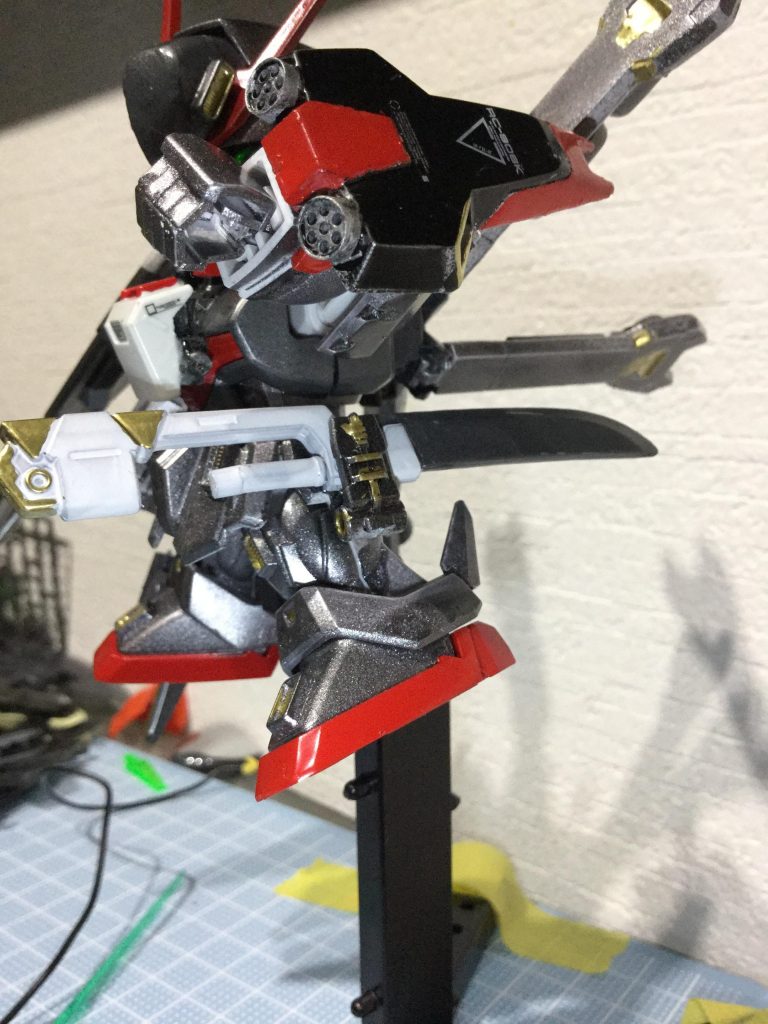 鞘がない為、刀の柄の部分をハンガーで挟んで固定している。