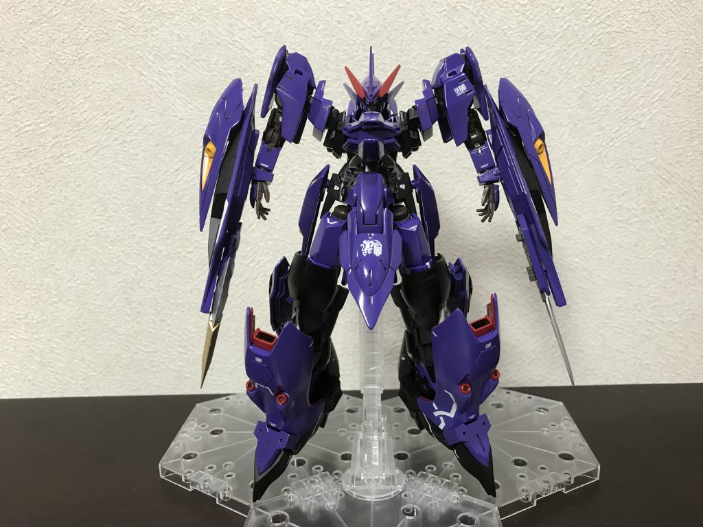 正面
大きさはグレイズアインと同じくらいです
紫と黒、そして赤と黄色が不気味さを引き立てていると思います。今回はゲテモノとして作りましたが、ある程度のまとまりはあった方がいいと思ったので、バランスを重視しました。
主なミキシング素材は、カバカーリー・レギンレイズジュリア・キマリスヴィダールです。