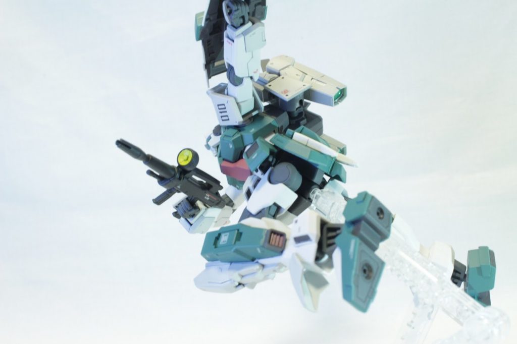 先述の通りジムの顔してますがほぼサバーニャなので、機動力や戦闘力はいわゆる第5世代ガンダム並みにあります(