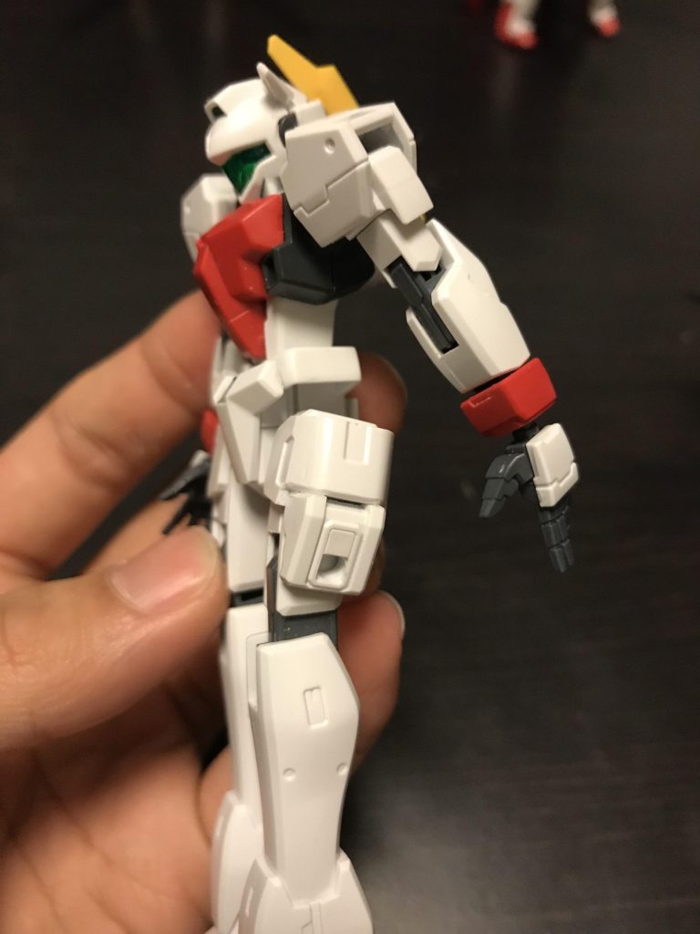 足の部分にジョイント部分を取り付けているのでここの穴に対応する物を取り付けることが出来る(例 GNソードIIなど)