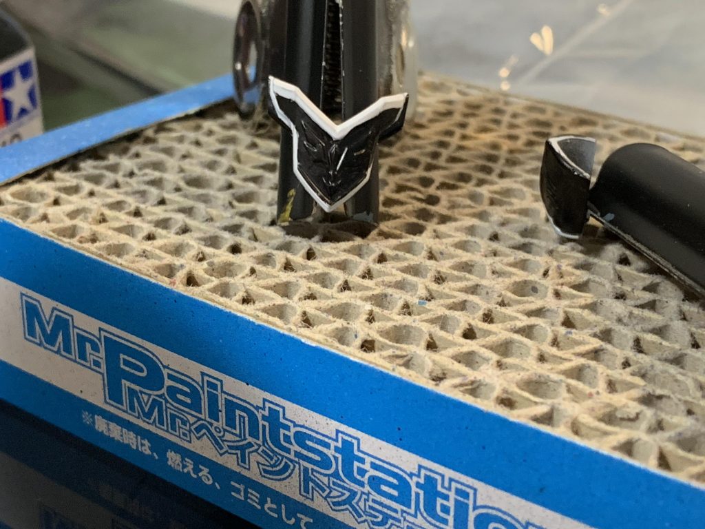 そこからエナメルのセミグロスブラックで黒部分を白部分を気にせず塗装して、その後にライター用オイルで本来は白になる部分だけ拭き拭き。思ったより簡単でした