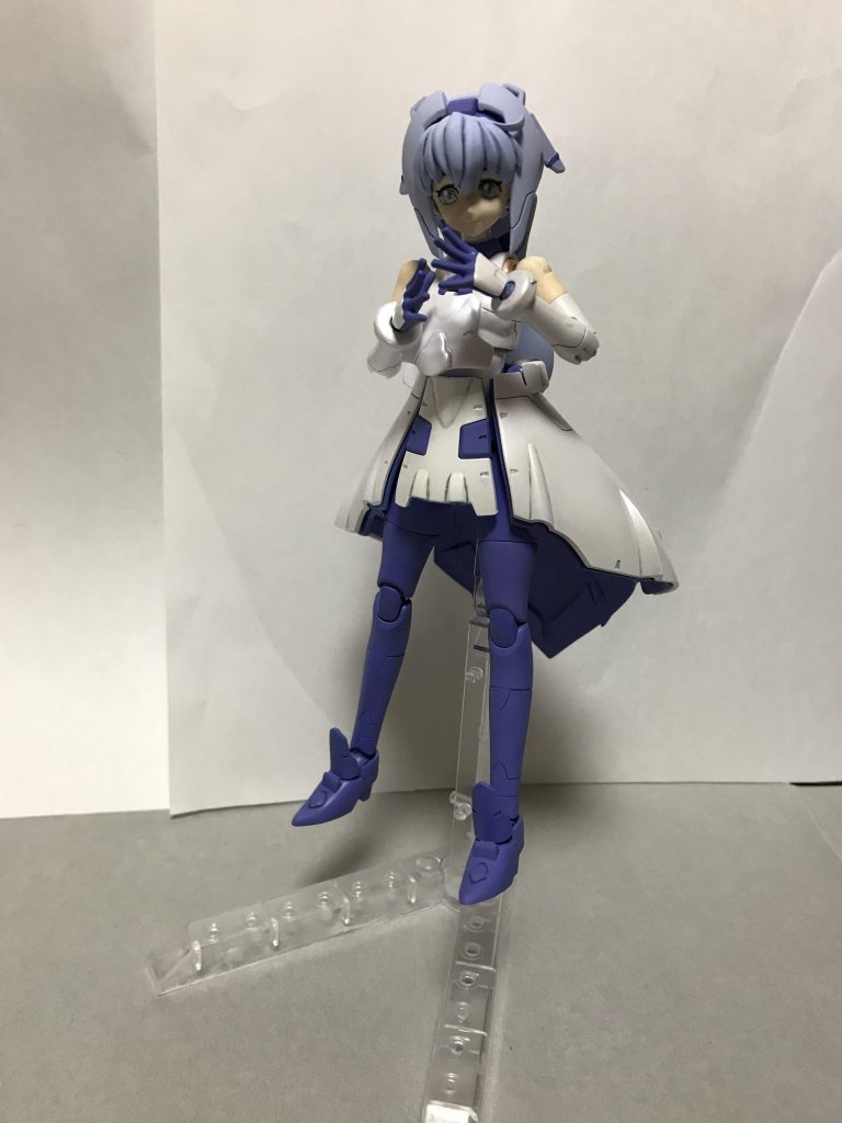 リアルフェイスも全塗装ですが、塗るより凹凸を無くして描いた方が自然になった気がします。普段はロボ形態で飾るのでもう一体欲しい所( ・∇・)