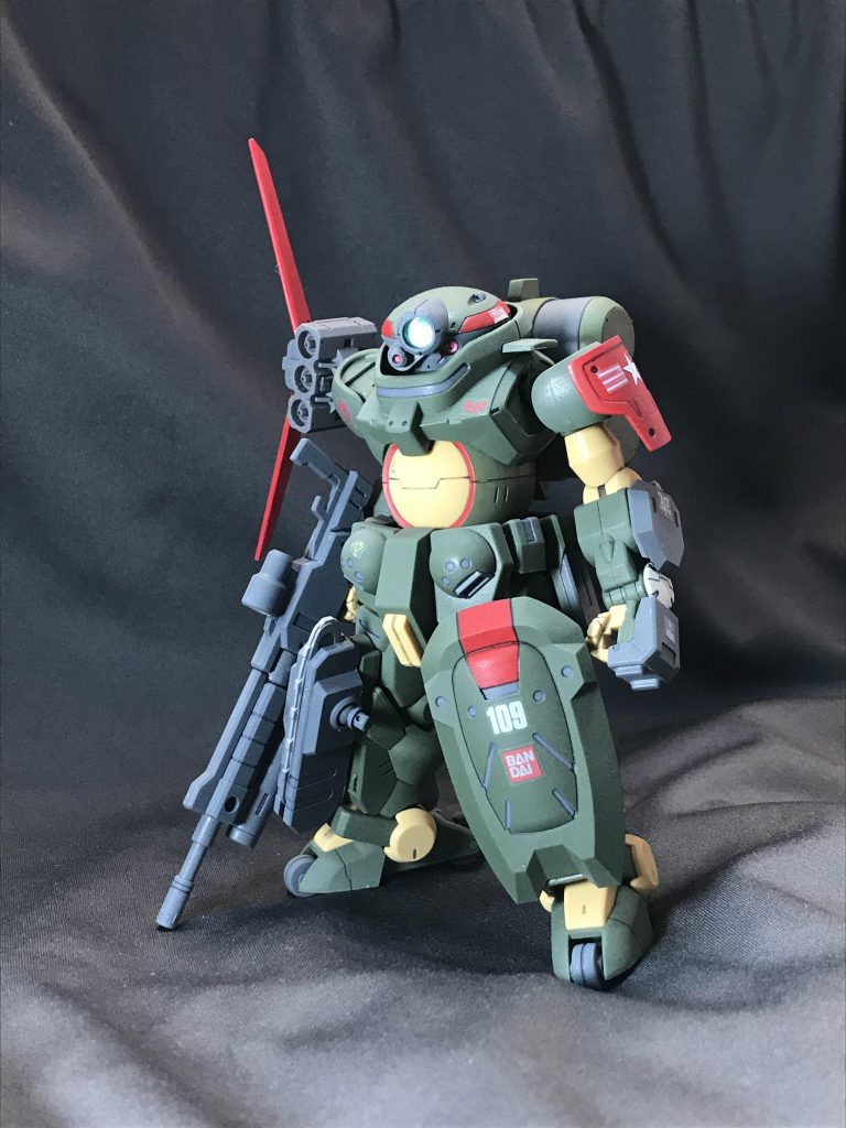 レンズ部分は漏洩の余った肩パーツをくりぬいてダブルオースカイの余ったレンズパーツを削ってはめ込んでます。顔の左側はグリモア分残しました。