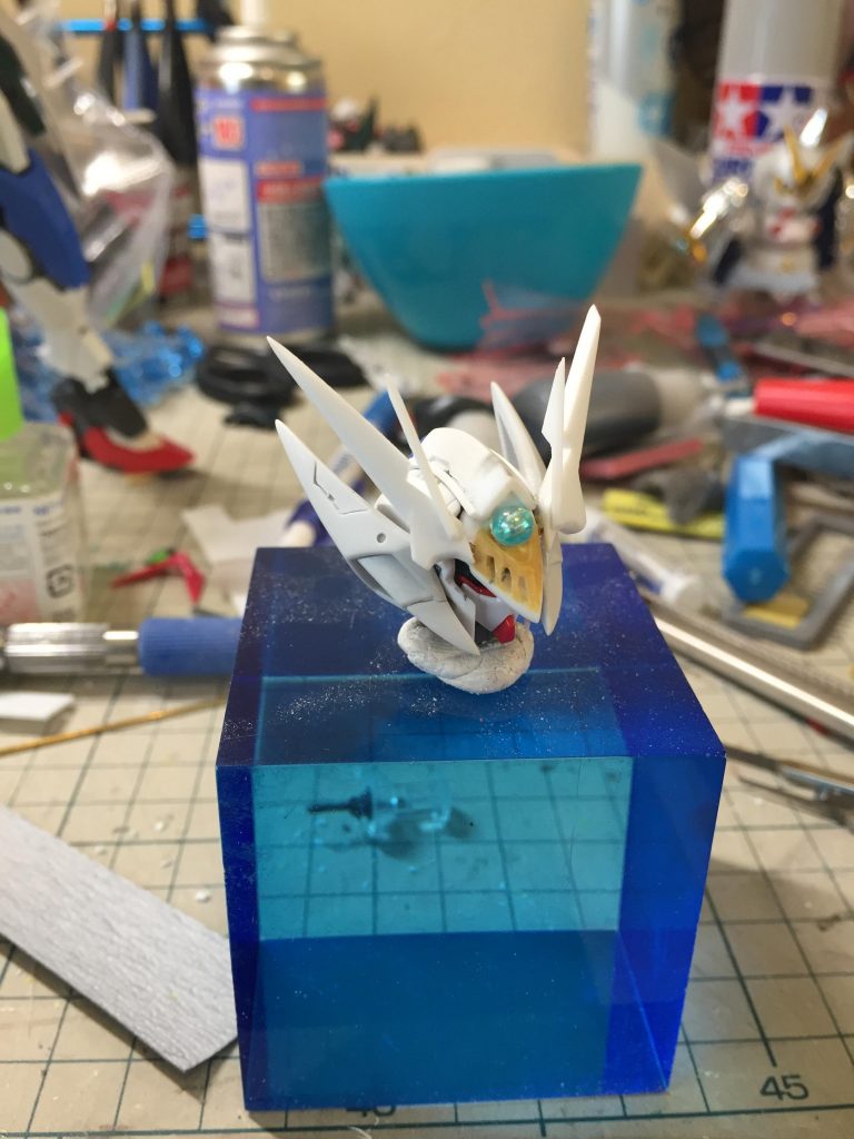 頭はクアンタがベースで耳を魔竜剣士ゼロのパーツ
額のパーツのスリッドはタガネで掘りました。
角はスクラッチしています。