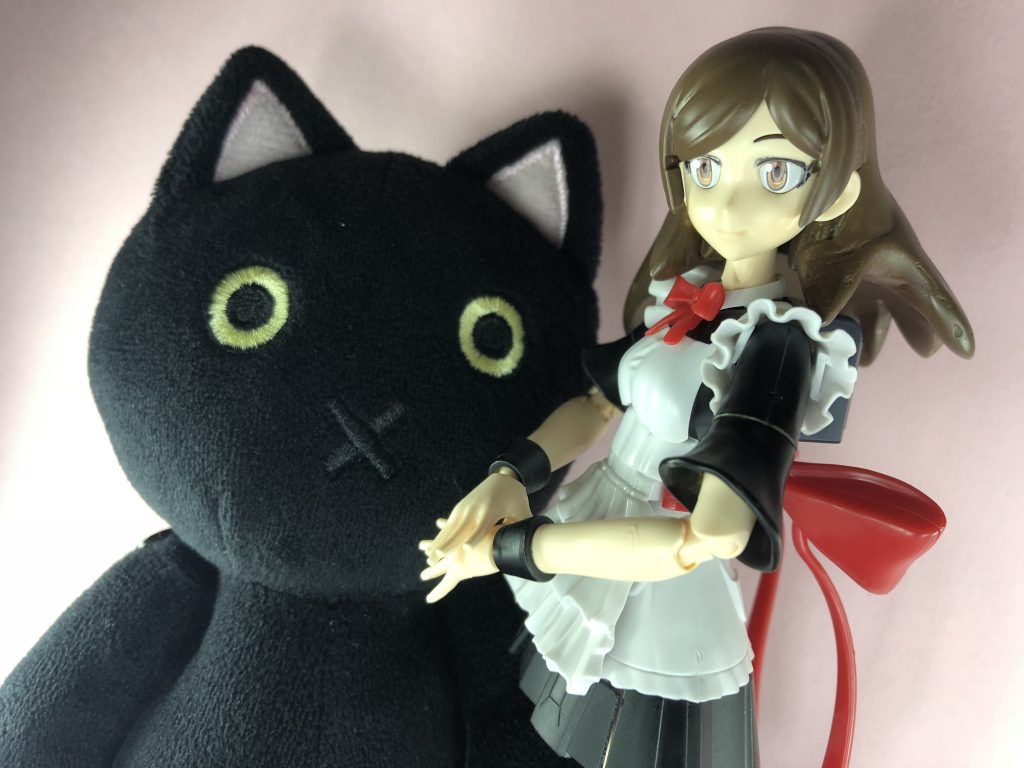 最後に志保さんの大事な黒猫さんとツーショット。
志保さんのPとしては、今回こそキャスト投票で役を掴み取って欲しい……という一心でメイド衣装を製作しておりました。
作品名の頭文字、｢M・S・G・A｣は、志保P達が標語として掲げた「Maid Shiho Great Again」の意も込めています。