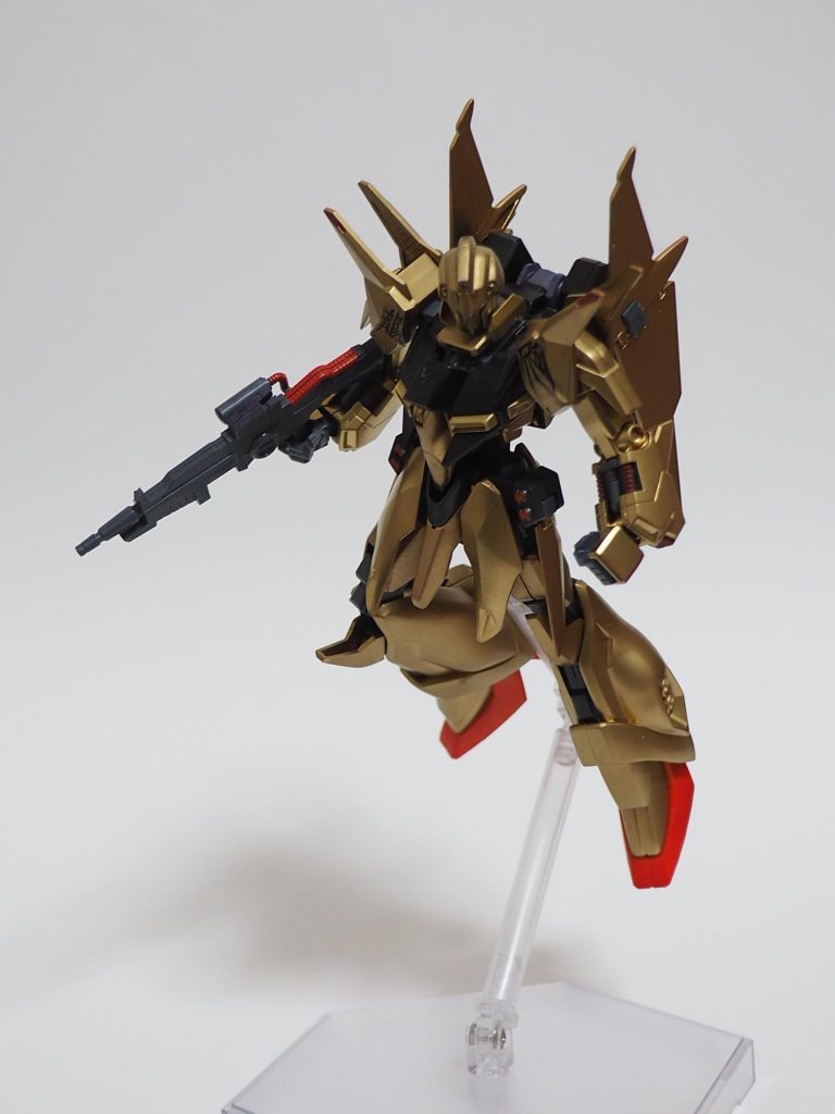 腰が全く稼働しないので、ポージングが厳しいですね。