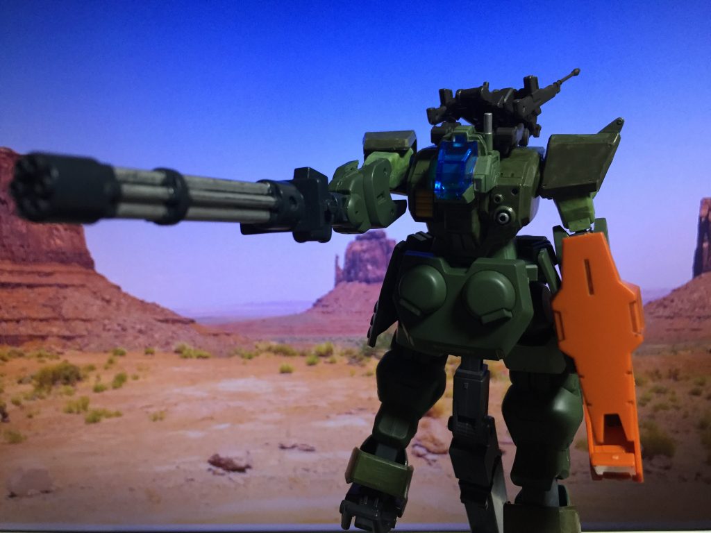 武器腕ガトリング。頭のMWはコンテナが無ければ背面までカバーできます。胴のバルカン含め、その気になればちょっとした弾幕がはれる？