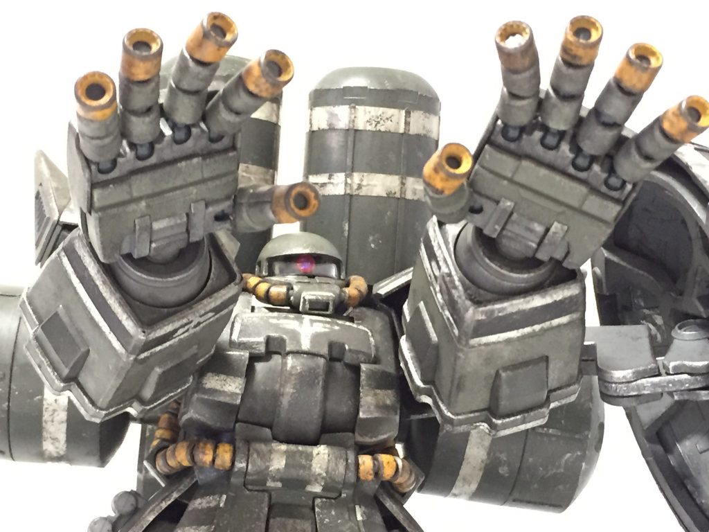 もう片方の手も加えて10本のビーム砲！避けられるかぁッ！！？
この、ぐわぁっと腕が迫ってくるアングルもたまらない！