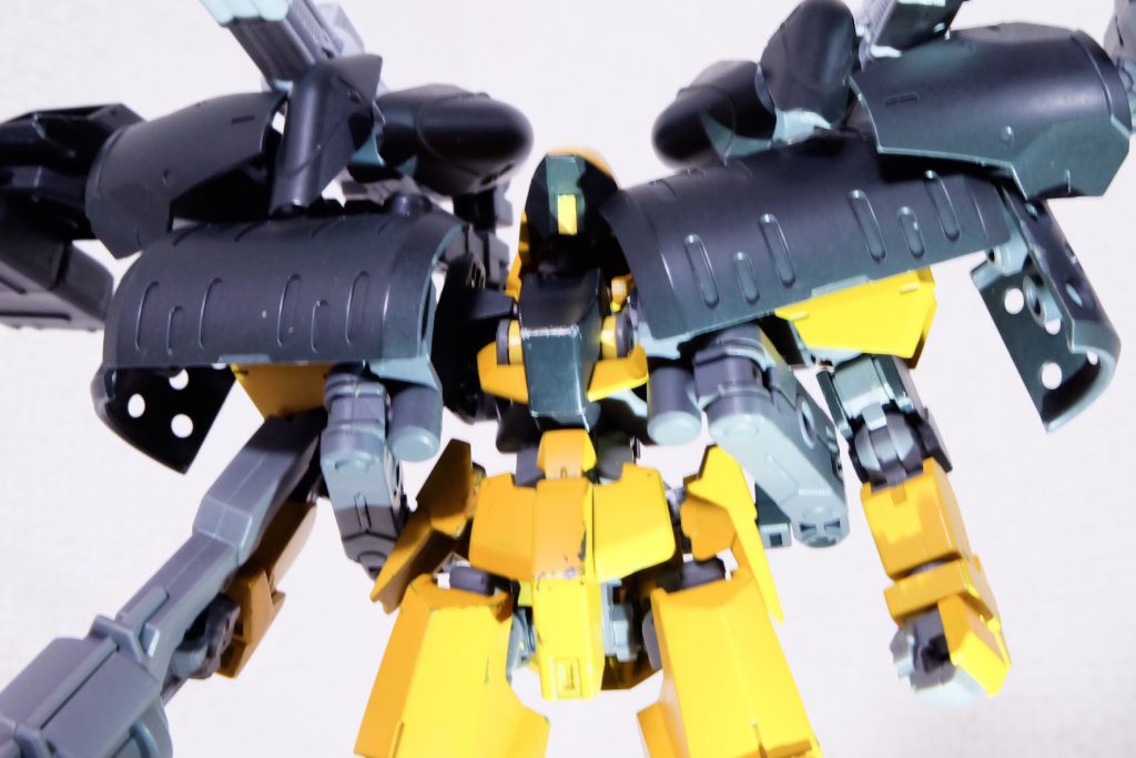 ジェミナス01のような明るい機体に追加武装がグレーっていうのが何故か惹かれます。
色の対比が再現できるライティングとも相性が良い気がします。