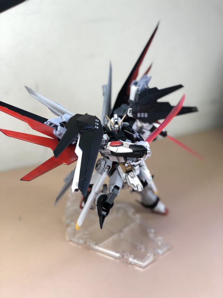 武器のビームザンバー
腰にマウントも可能です