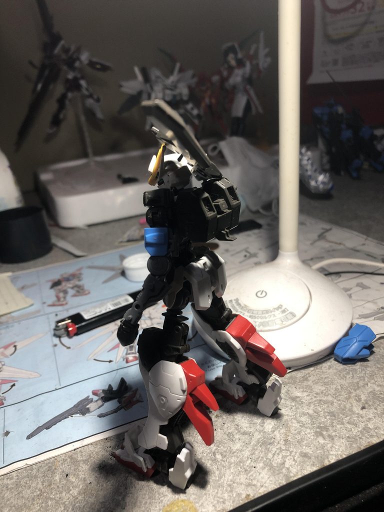 第一形態(first stand by)
作ろうと思った中で最初に出来た形ですね! 当初のバルバトスのイメージよりさらに胸の装甲をあえて付けづに、ほぼジャンクで仕上げました!