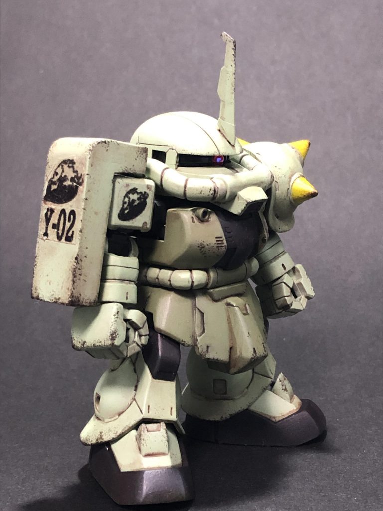 Y-02小隊のマークはインクジェットのデカールなので細かく印刷できずにぼやけた感じになってしまいました。