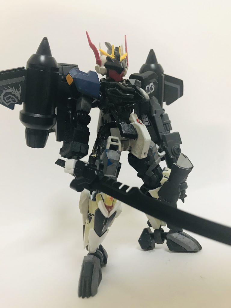 しかし本機の最大の特徴はこの追加マスクフェイスである。軍上層部の汚職現場の護衛や敵エース機体の潜入破壊など機体の存在がバレるとまずい依頼ではこの追加マスクパーツを使用されている。