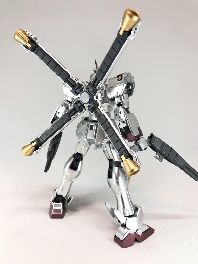 フレームは全てつや消しにして、外装の光沢が目立つようにしています。
レッド部はトーンを落とし、尚且つメタリック塗装で落ち着いた輝きに。