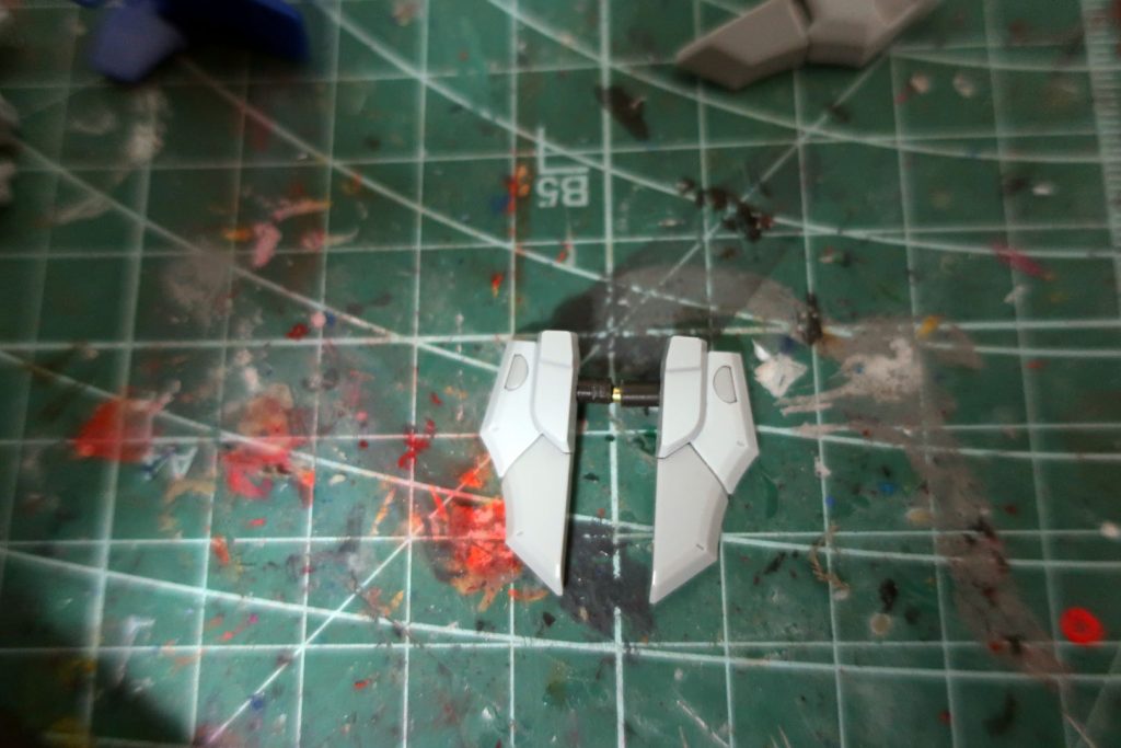 3ミリのプラ棒接着して真ん中で割ってから真鍮線通す。ひと昔前のキットだと割とメジャーな加工