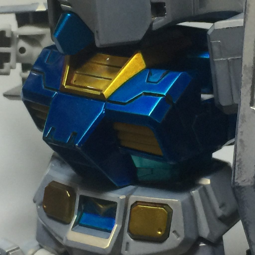 腰は色が濃くならないよう、クリアブルーを薄く塗って胸部装甲と区別をしました。
一番苦労したのが本来シールを貼る部分の色分けでした・・・