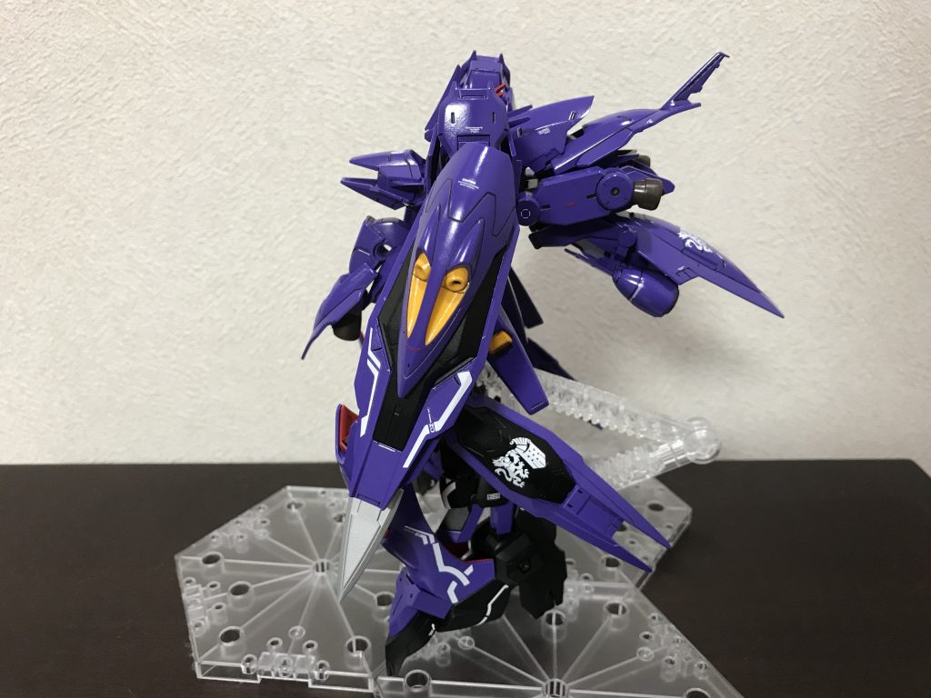 横
背面のボリュームが分かります
脚部にはレギンレイズジュリアのバインダーを装着
グレイズ・アルシアの開発コンセプトは全身推進力。スラスターがついてないのは頭くらいです