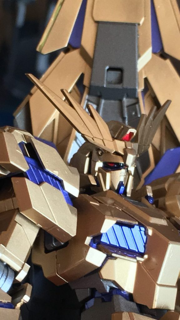 カメラアイは暴走時の赤が好みだったのでレッドメタリックで塗っています。