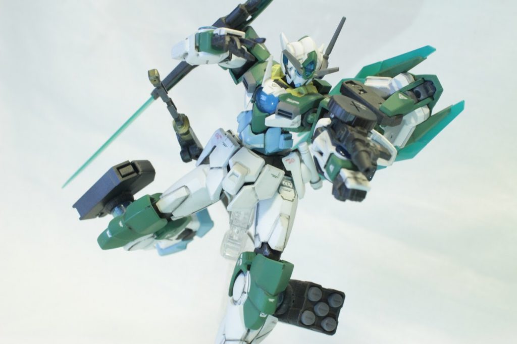 左腕にはザクマシンガンが搭載されています。リアアーマーに予備マガジンもあり付け替え可能。
ジェガンの頭部バルカンもあり。射線に干渉するため胸左側のクラビカルアンテナは除去しました。