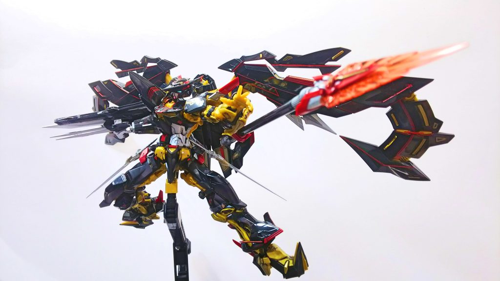 マガノシラホコは槍として使う他、先端が展開してビームシールドになったり、アンカーとして射出したりできます。