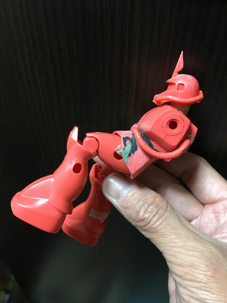 腰部切断後、曲げ、延長。首も延長。左脚は曲げるためスカート形状変更。基本、安い瞬着と黒い瞬着、速乾スプレー、プラ板で製作してます。