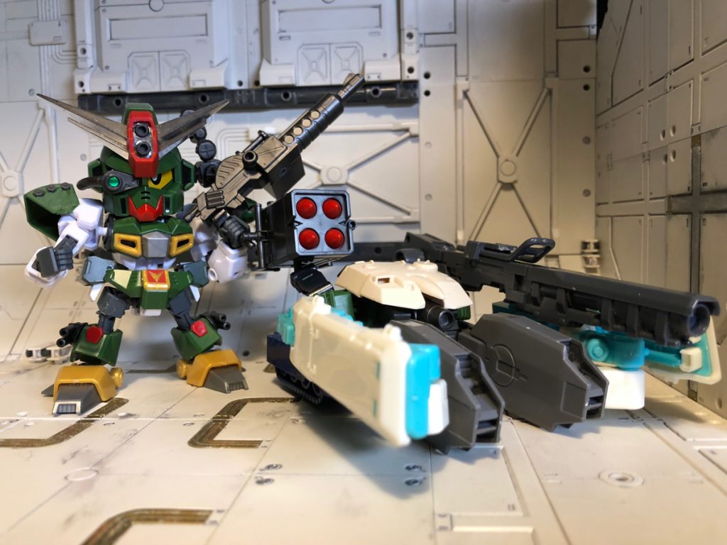 今回は、素組みで放置していたレジェンドBBコマンドガンダムに、積んであったGBN-ガードフレーム、押し入れという名のマウンテンサイクルから発掘されたジャンクパーツを組み込んで製作しています。新たに買ったのはねこぶそう（小さいキャタピラと背中のアーム）のみ！安上がりですね～～。
腕と胴体はガードフレームを短く切り詰めて使用。おかげでCQCめいた構えもバッチリ。射撃ポーズも余裕です。脚部はジャンクパーツの腕を組み込んで、目立たないけど太ももロールと膝関節が追加されてます。