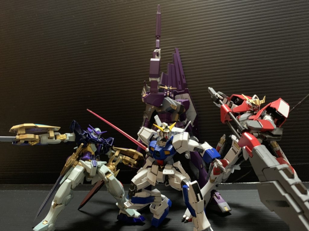 今回の企画で友人とテーマを決めて作成しました！
テーマは歴代主人公機！
そしてこちらは集合写真です。