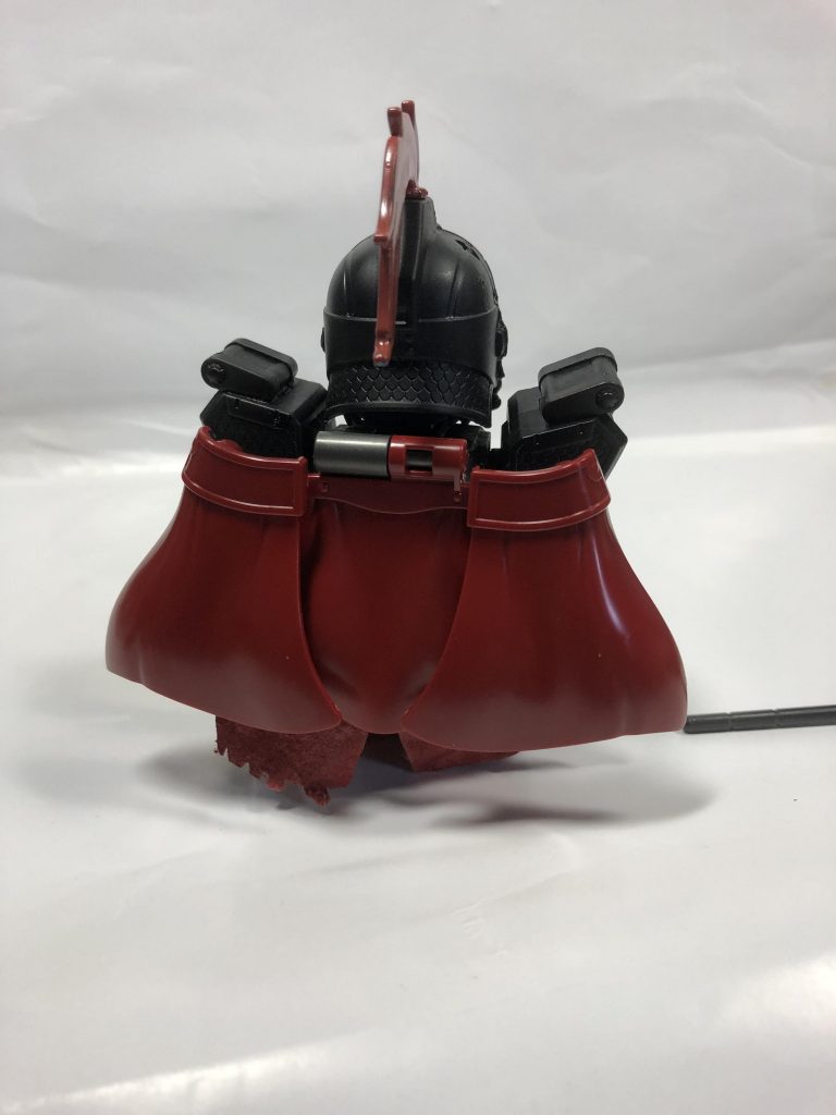 背中
お分りいただけた方もいると思いますが
実は腰のマントは布製ですが背中のマントはプラ製のデフォルトのままです
これは腰の製作に時間を取りすぎてしまいSDコンの締め切りに間に合わないとおもい背中のマントの布化を断念しました