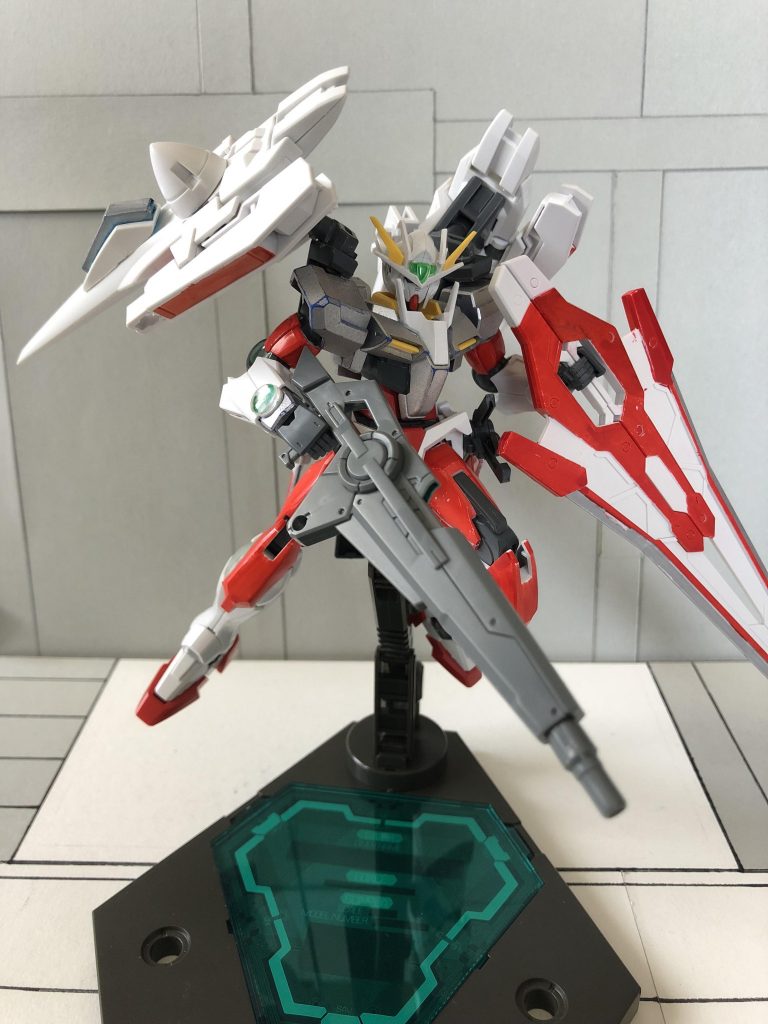 元のダブルオーガンダムは近接に長けた機体でしたが、射撃にも対応できる万能機にしたかったので主武装は実体剣ではなくGNバスターライフルにしました。
連結したバスターソードⅢをシールドとしても使用することで防御面もカバーしました。