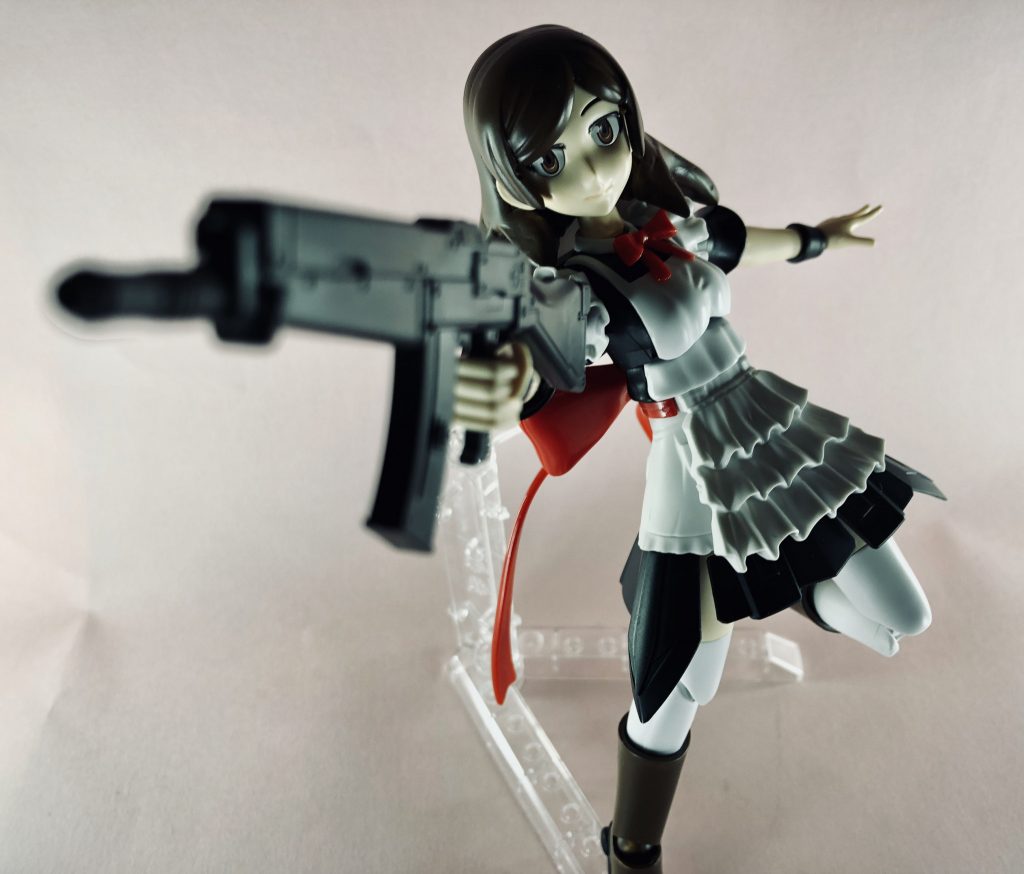 ランドセル部に3ミリ穴が複数あるので、各種アクションベースが利用可能です。
スカート部は軟質素材なので、見た目以上に開脚が可能。
メイドさんならではのアクションが映えますね。メイドさんならではのアクションって何？