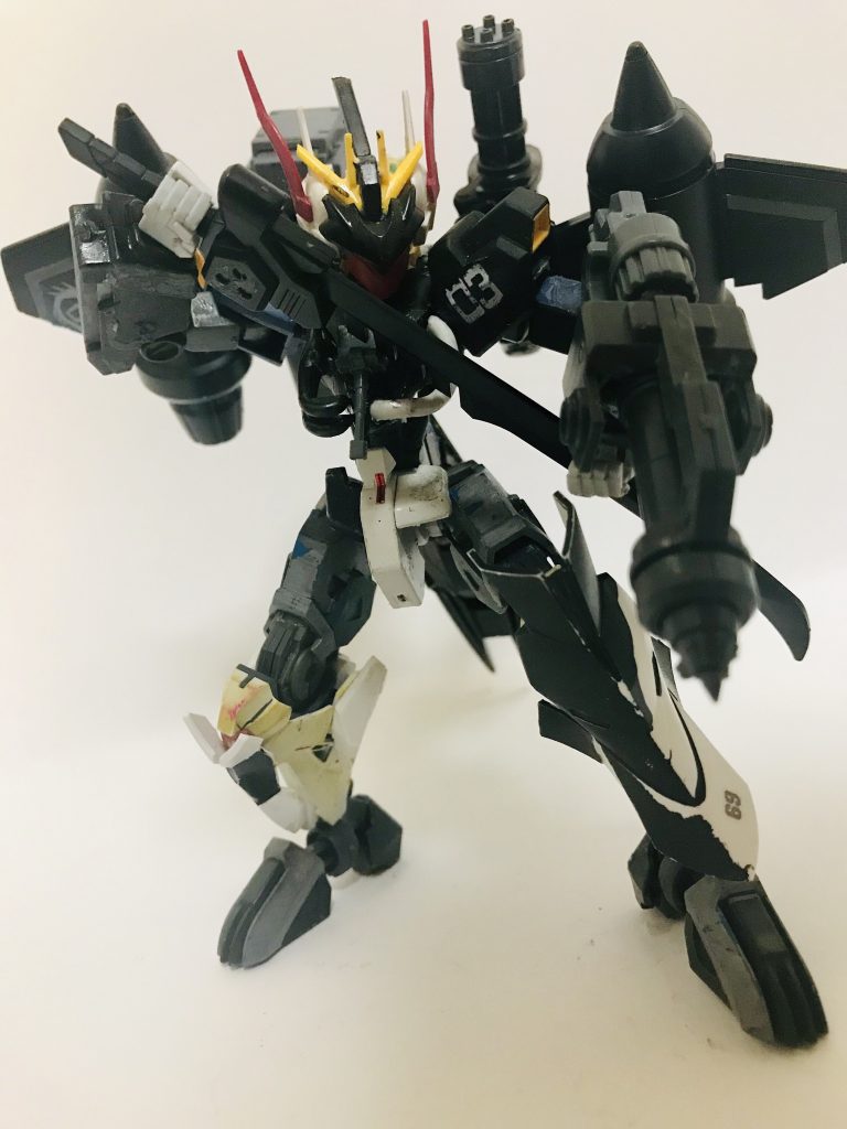 さらにこの追加パーツのアンテナには小型レーダージャマーが、マスク本体には敵機挙動予測システムが積まれており、隠密任務や格闘戦などにも特化した状態と言える。