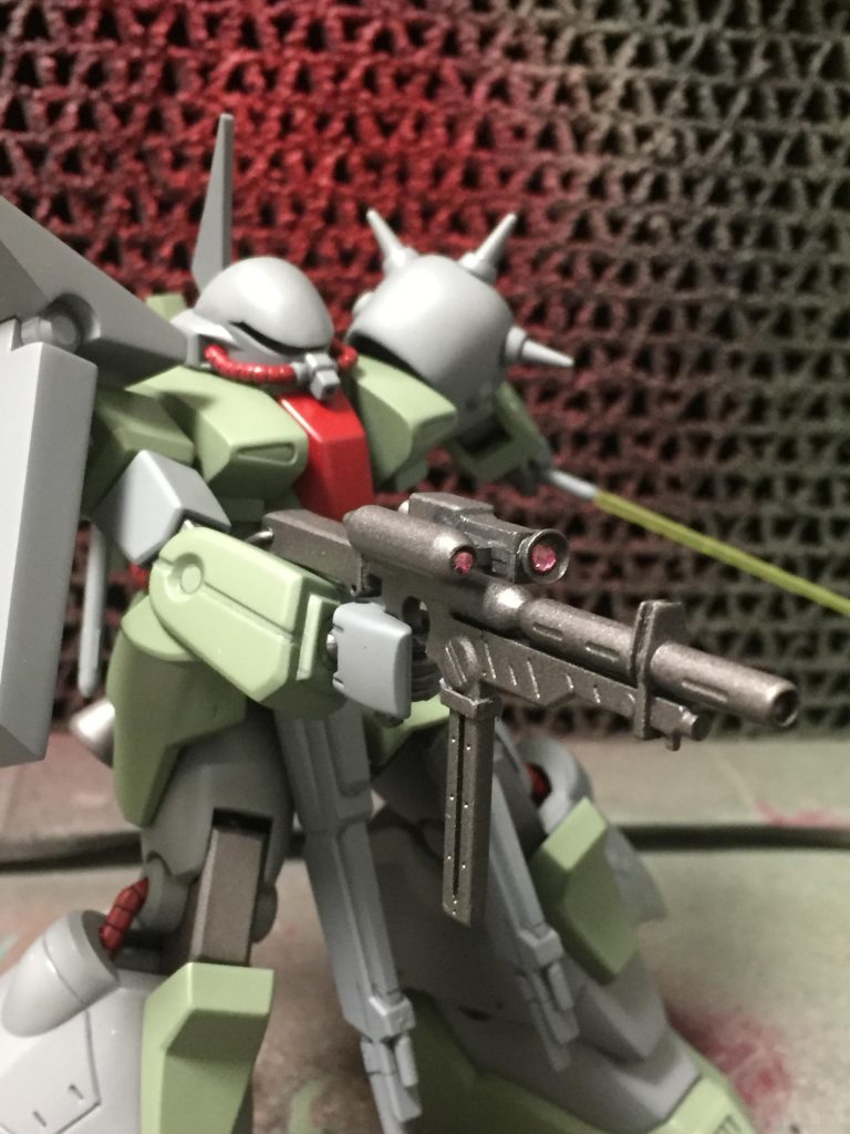 ビームライフル/ヤクトドーガ用のアサルトライフルを装備．下部にグレネードランチャーを装備し，様々な機能を有する．