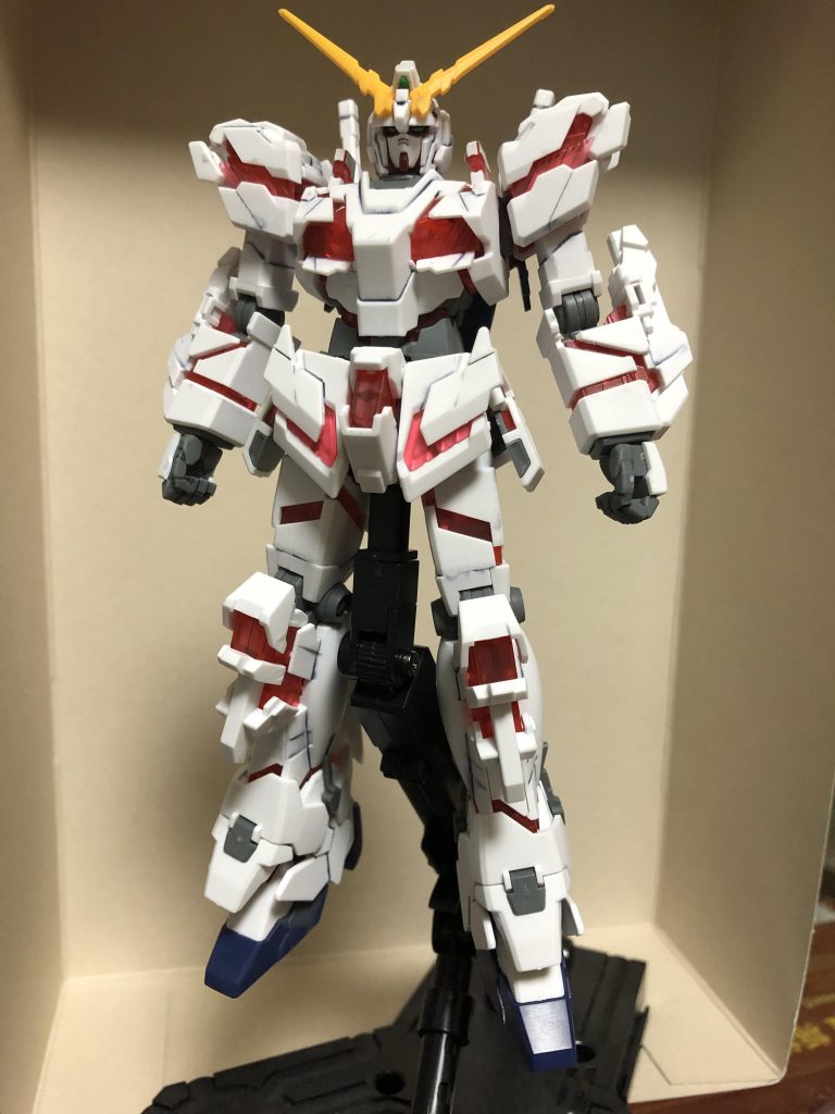 ガンプラ4体目にして初めて目の部分を筆で塗りました。思ったより上手くできてたので素直に嬉しいです(笑)墨入れもしたのですが、最後につや消し吹いたら滲んでしまいました。なぜだかよくわかりません(笑)ショックを隠しきれません。